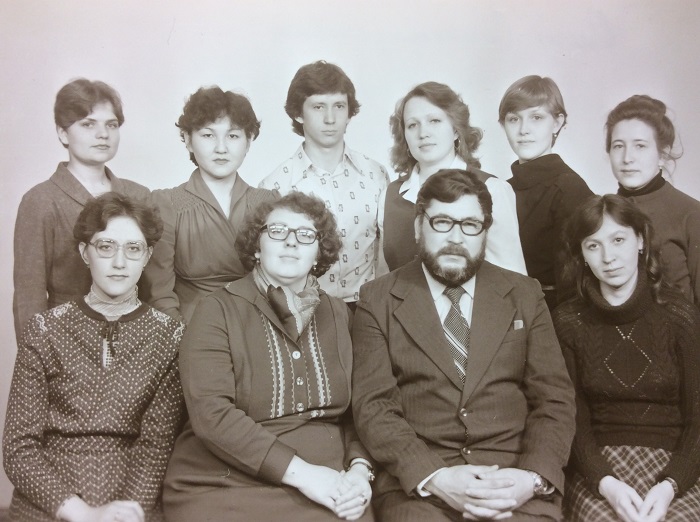 Вместе с супругой Руфиёй со студентами. 1982г