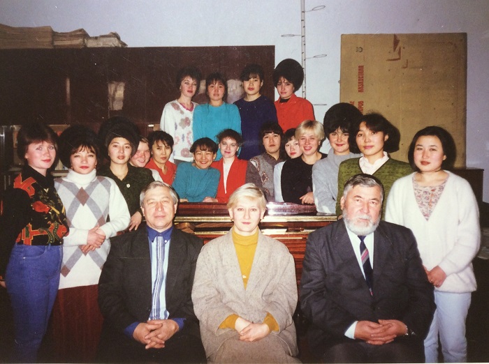 С группой студентов, 1996г