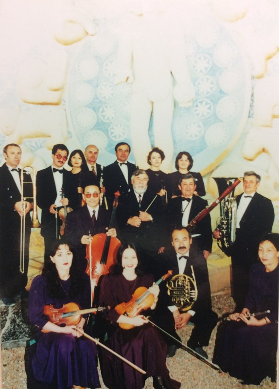 Олег Джанияров был главным дирижёром оркестра театра им.Абая. С оркестром, г.Семей. 1997г