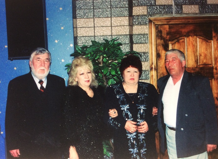 На юбилее 60 лет. Март 2005г. С сестрами Айгуль, Фаридой и братом Адильбеком