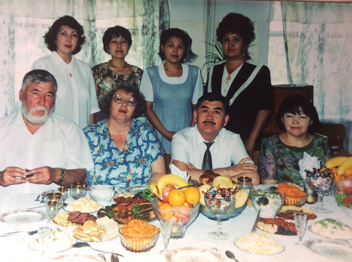 С коллективом музыкального училища, 2003г. В центре справа профессор консерватории Билял Ыскаков