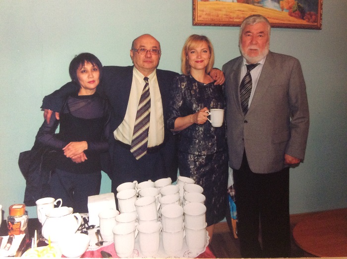 На 12-м съезде Союза композиторов Казахстана, на фуршете. 2011г. Слева направо: Карлыгаш Кунафина – музыковед, член СКК, Артык Токсанбаев – зам. председателя СКК, Светлана Апасова, композитор, член СКК