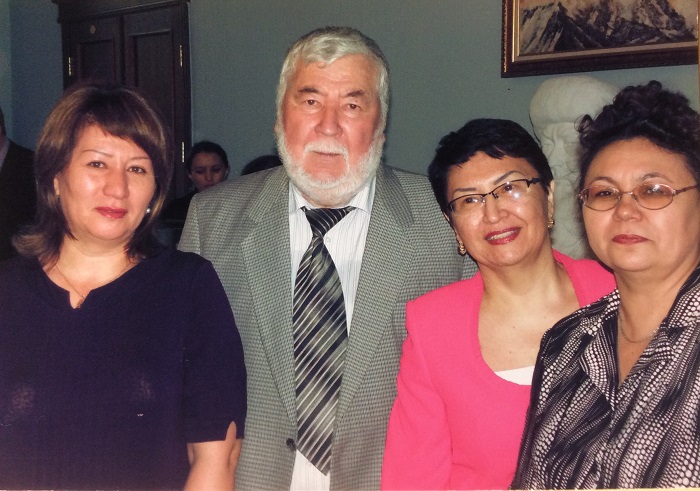 На 12-м съезде Союза композиторов Казахстана. 2011г. В центре справа Председатель Союза композиторов Казахстана Балнур Кыдырбек