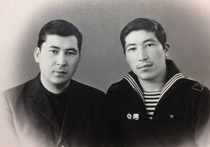 С братом Адильбеком. 1970г., Алматы